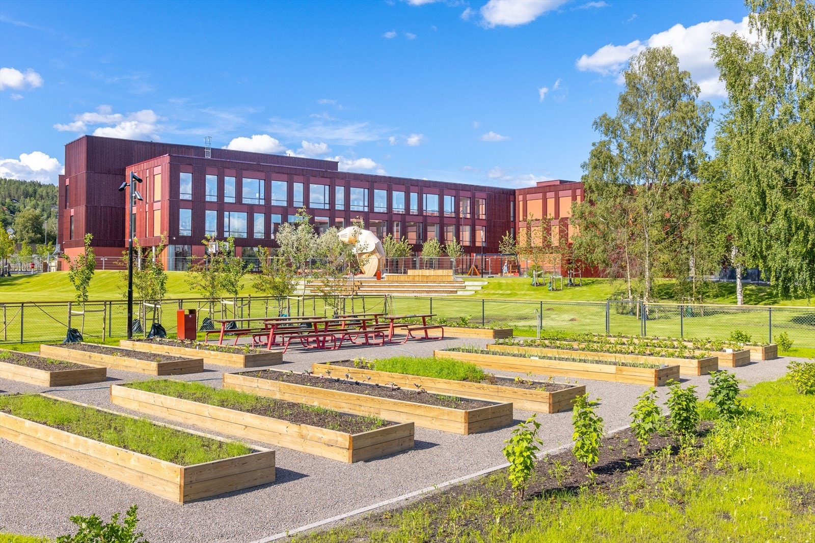 Fra boligen er det kort vei til skoler i alle trinn. Her er Nye Fjellhamar Skole for 1-7. klasse. Galleribilde