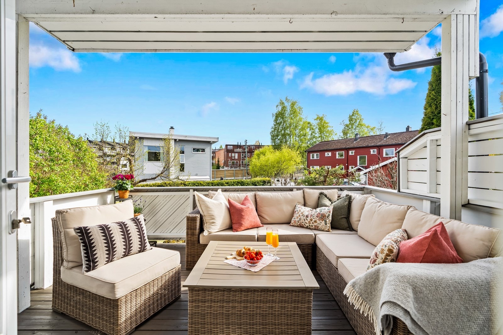 Fra stuen er det utgang til en herlig sørvendt terrasse. Uteplassen har svært gode solforhold med sol fra morgen til tidlig kveld iflg. eier. Galleribilde