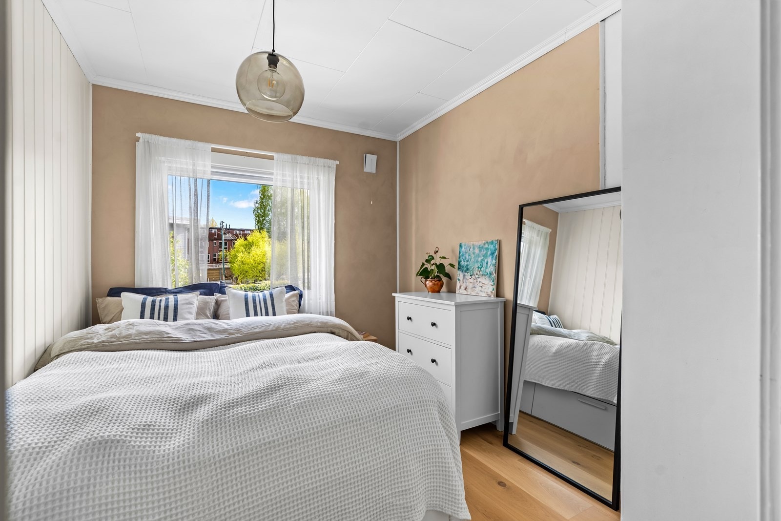 Rommet har plass til seng, nattbord, garderobeløsning og evt. skrivebord. Galleribilde