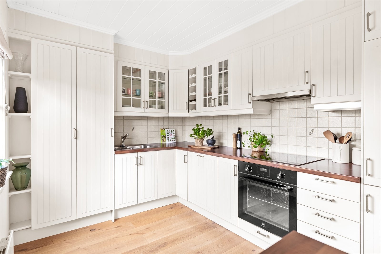 Innredningen har skap med profilerte, fabrikklakkerte fronter, samt benkeplate i laminat med nedfelt kum i rustfritt stål. Galleribilde