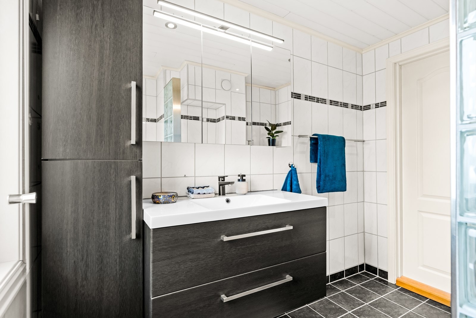 Det er satt inn dusjhjørne med svingdør og glassbyggerstein, håndholdt dusj og termostatstyrt blandebatteri. I tillegg er det veggmontert toalett. Galleribilde