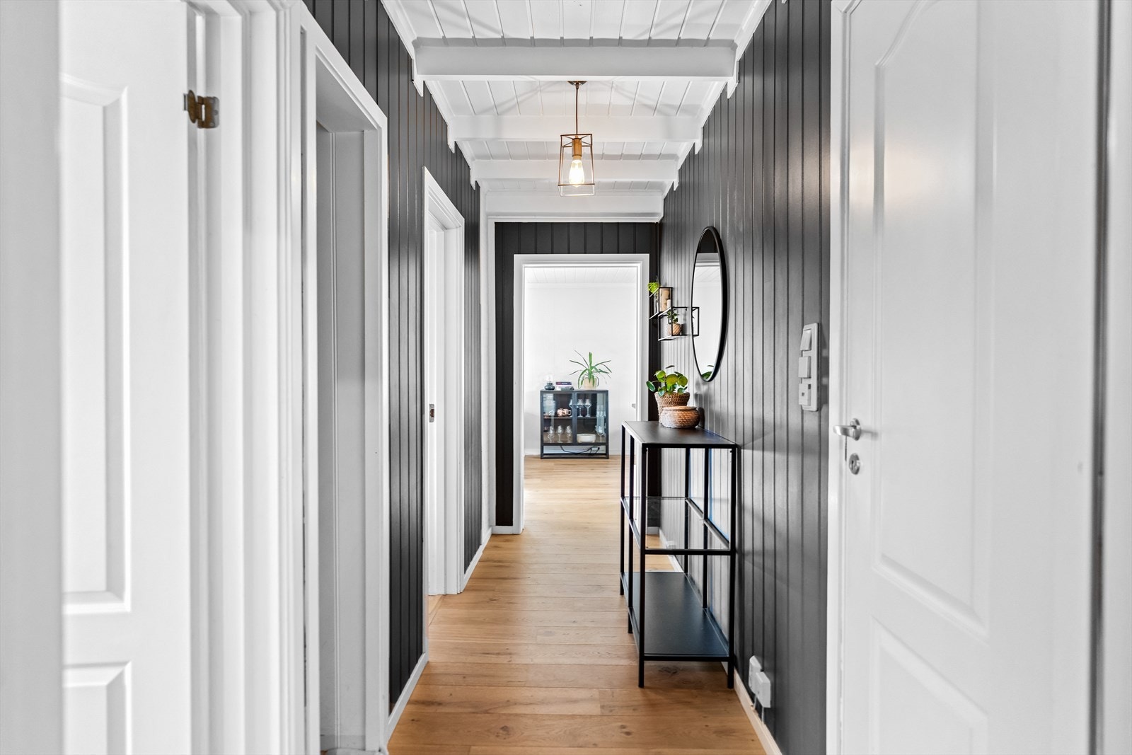 Boligen har en romslig entré, med plass til å henge fra seg yttertøy og sette fra seg sko. Galleribilde