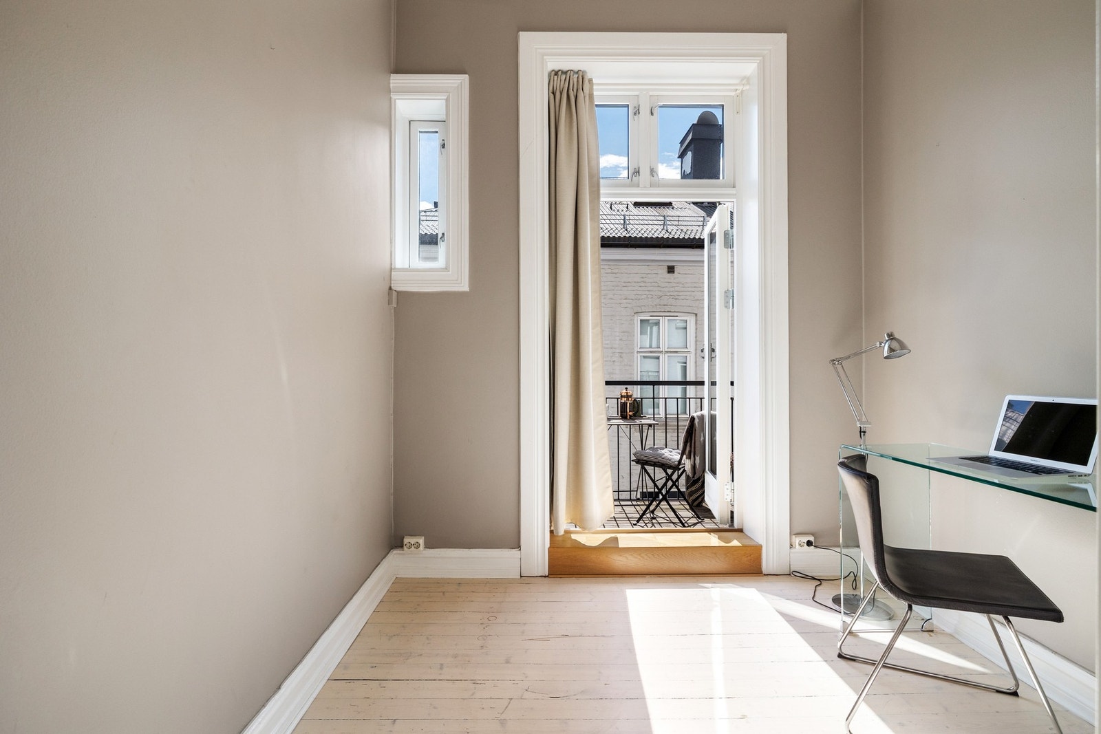 Det andre soverommet har utgang til balkong som vender inn mot rolig bakgård. Galleribilde