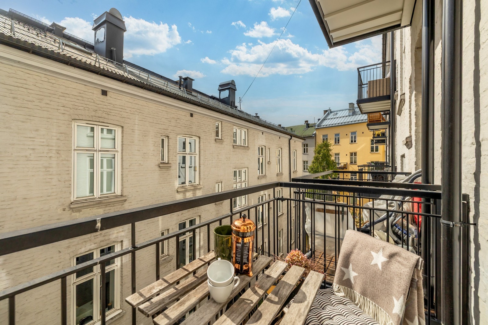 Her er det plass til et lite cafebord, hvor du kan nyte solrike dager. Galleribilde