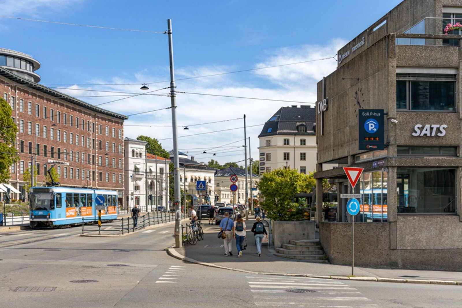 Fra leiligheten er det 5 minutter gange til Solli plass. Galleribilde