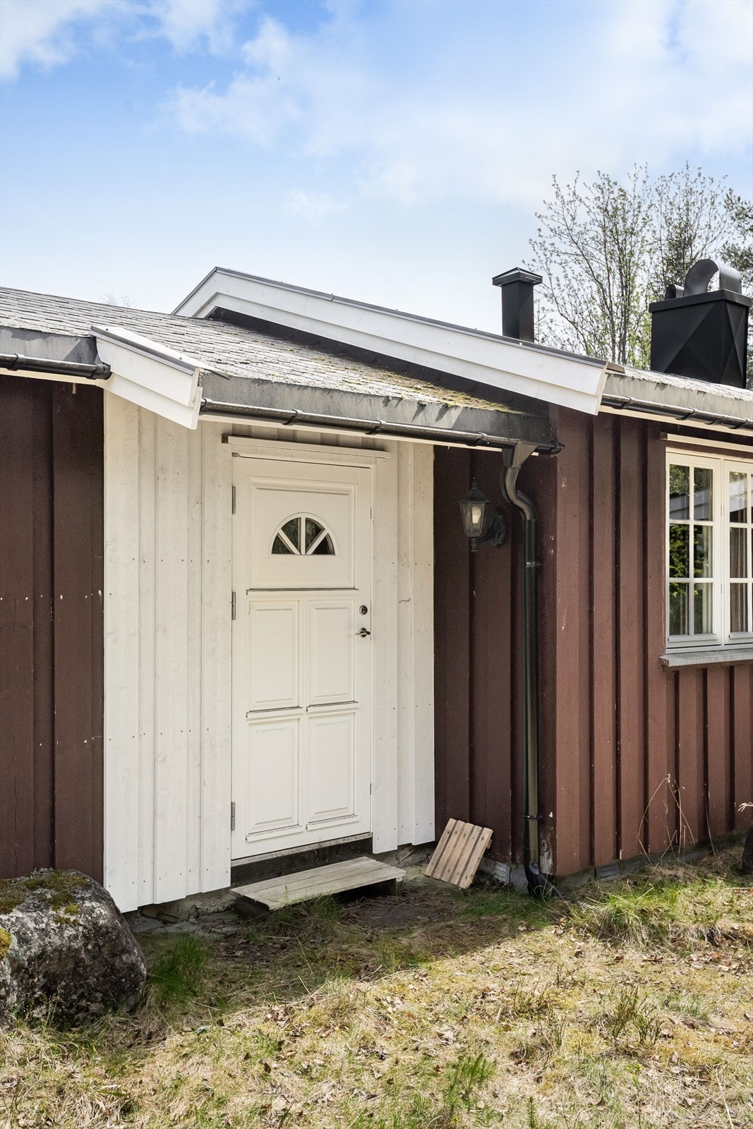 Entréen ble bygget inn i 2018 og inngangsdøren ny den gang. Galleribilde