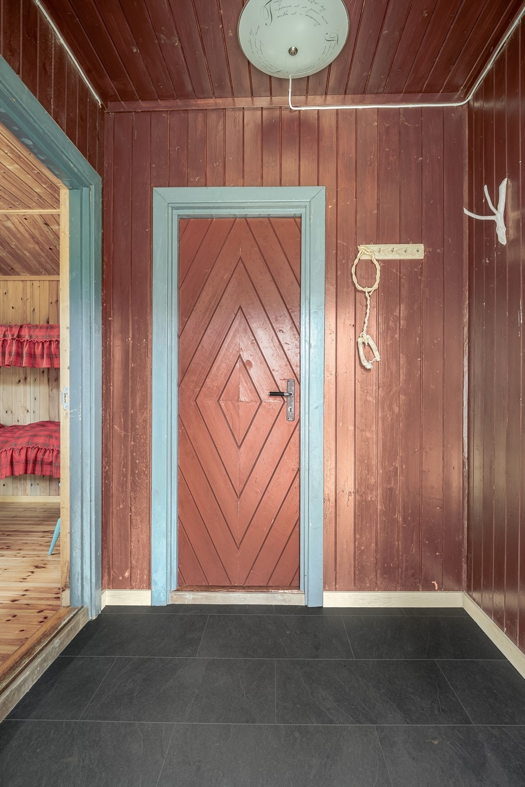 Du kommer inn til entré som har malte panelvegger og gulv med belegg. Galleribilde