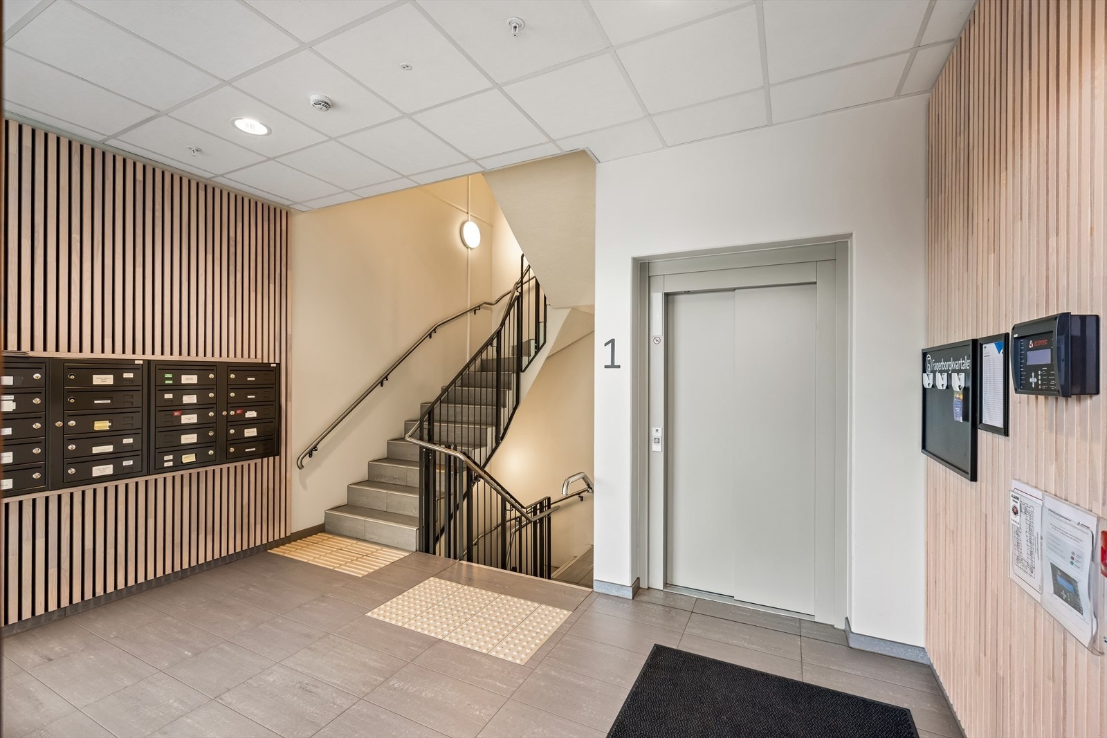 Pen og velholdt fellesoppgang med heis. Galleribilde