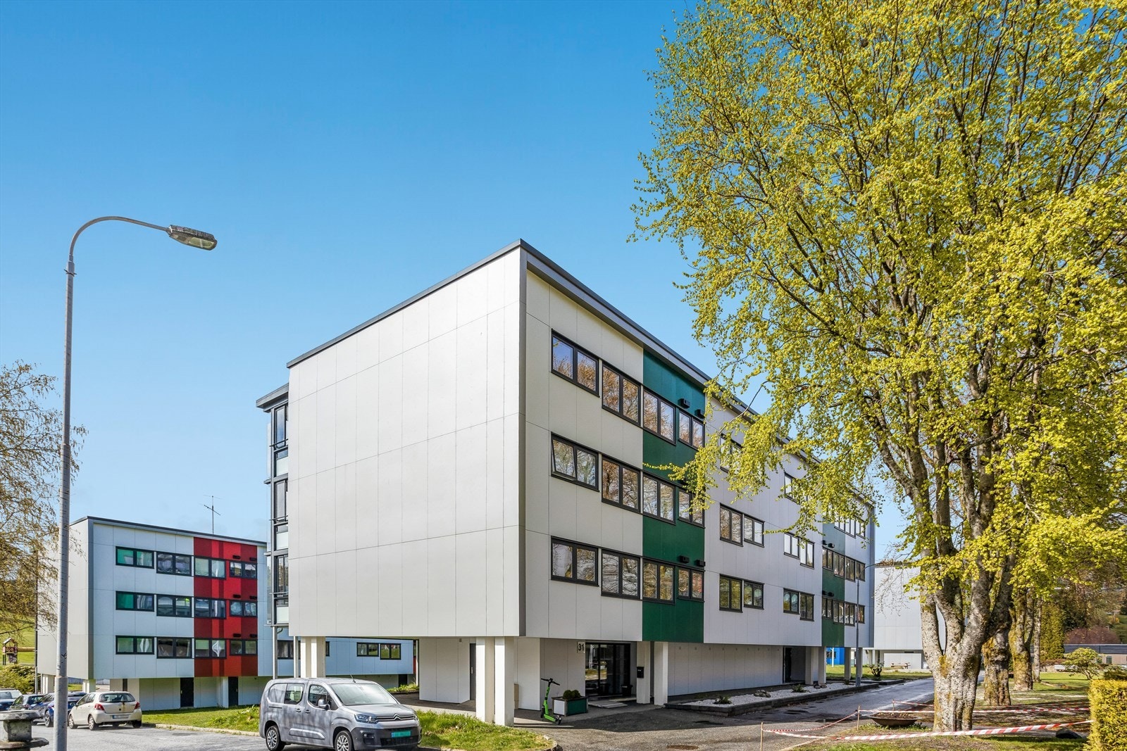 Leiligheten ligger i Lynghaug Borettslag, som tilbyr felles trimrom, sykkelboder og et sosialt rom for beboerne. Galleribilde