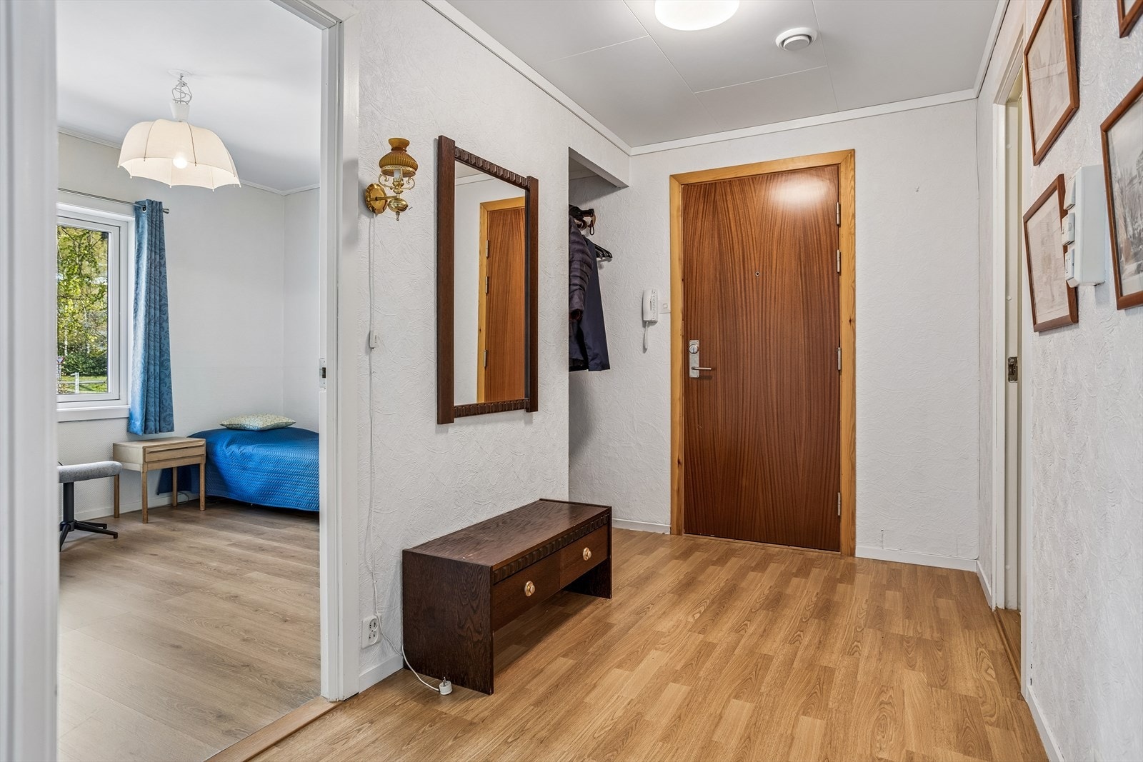 Entréen har varmekabler i gulvet og plass til oppbevaring av yttertøy. Galleribilde