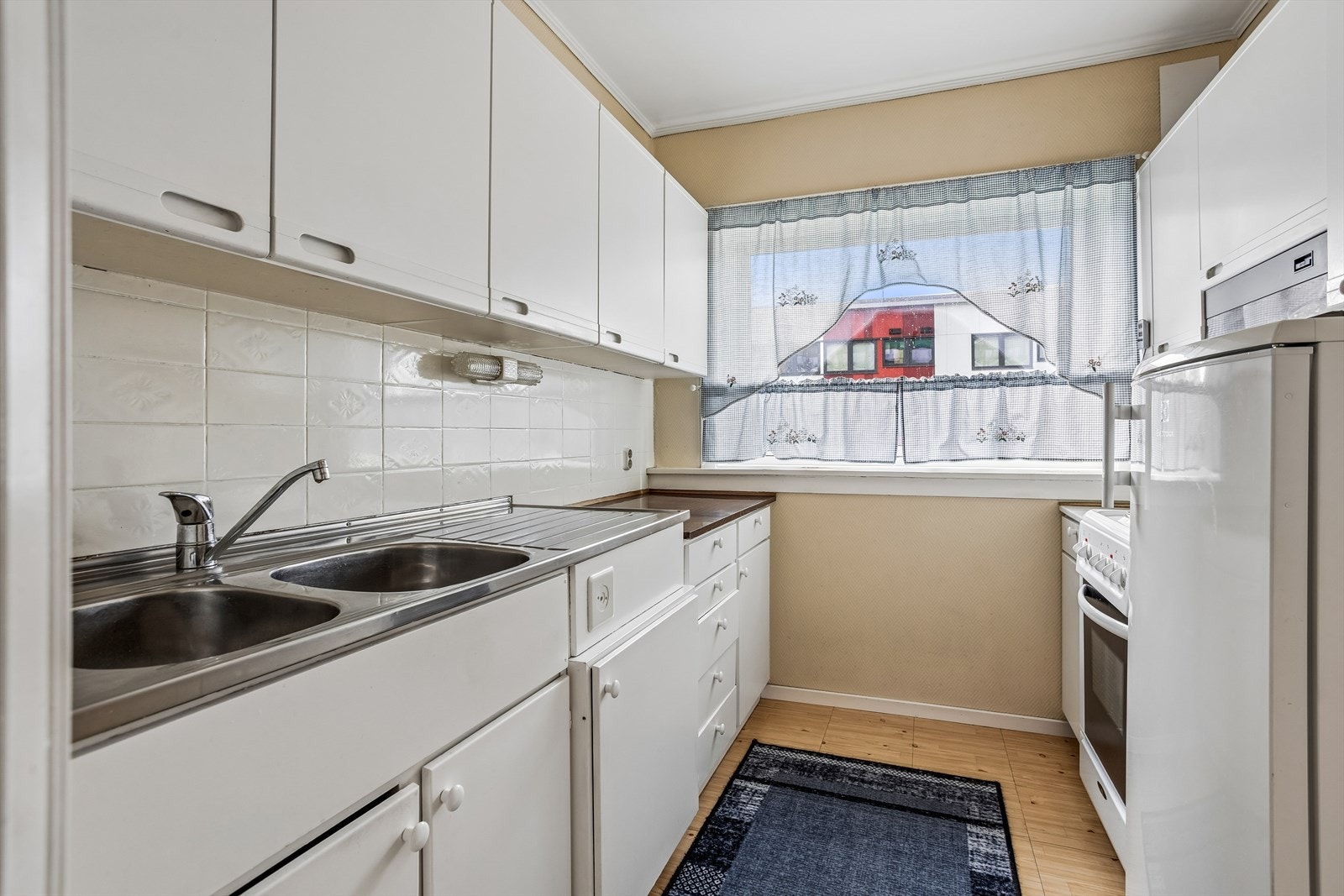 Kjøkkenet har ventilator over komfyr. Hele leiligheten har balansert ventilasjon med varmegjenvinning, installert i 2021. Galleribilde