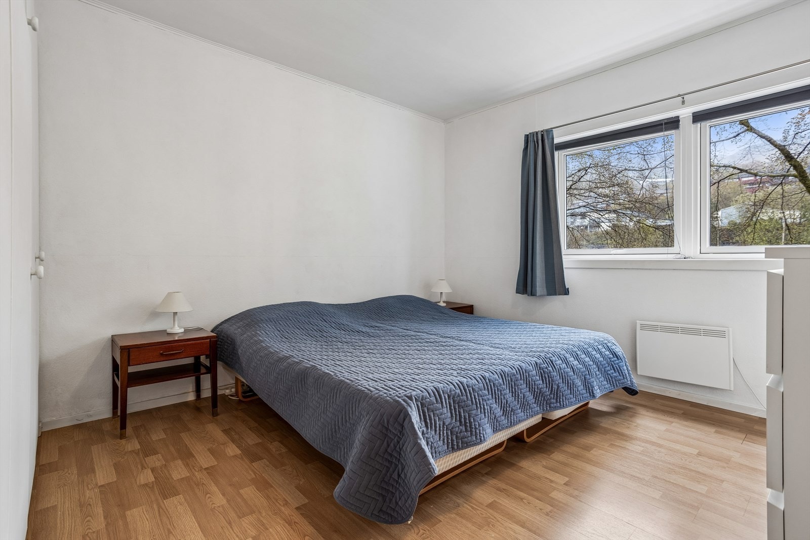 Hovedsoverommet er romslig og har god plass til dobbeltseng og garderobeløsning. Galleribilde