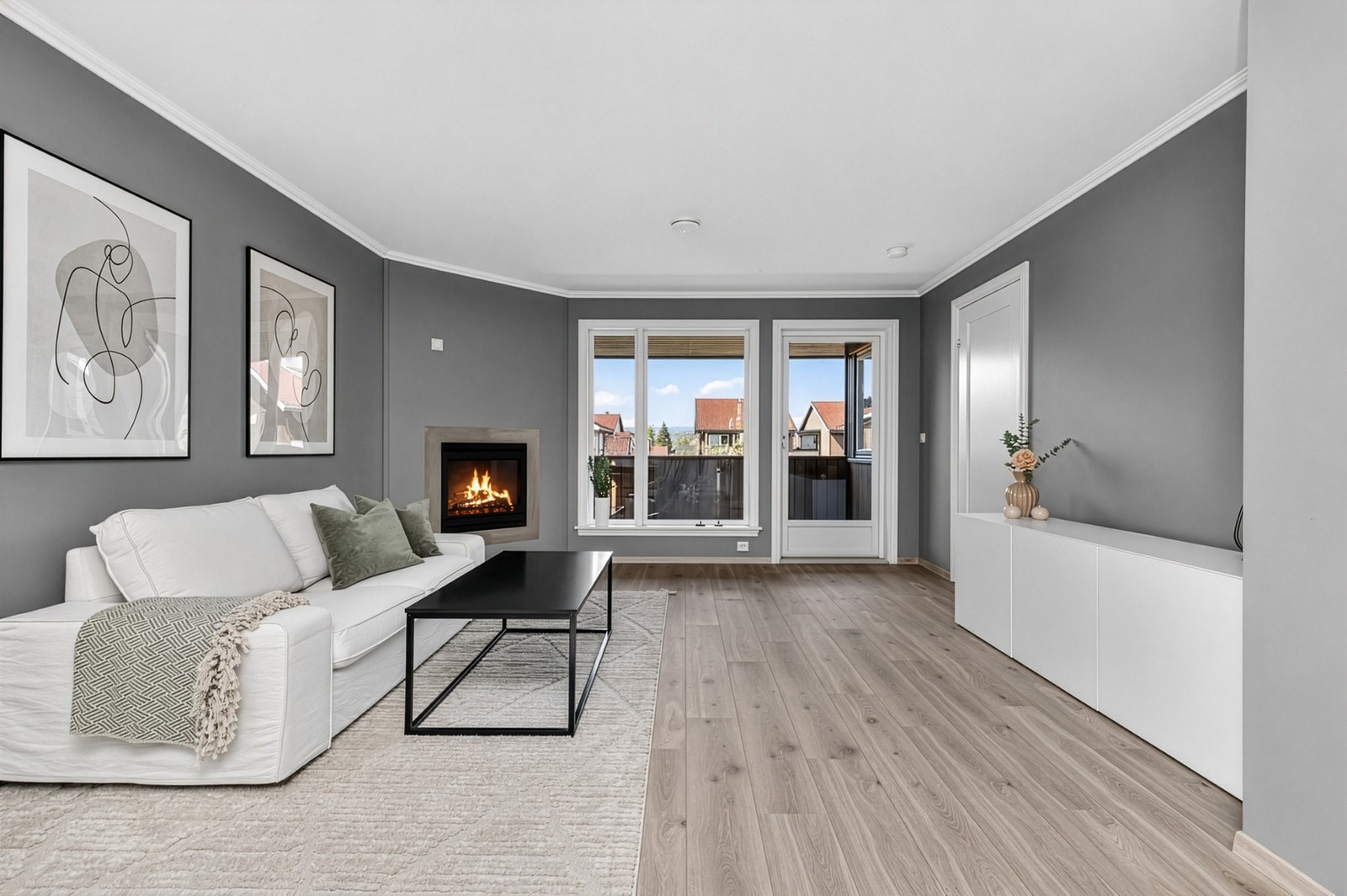 Romslig stue med god plass til en trivelig sofagruppe samt spisegruppe. Galleribilde