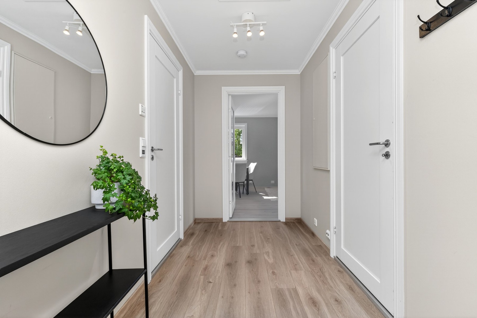 Her blir man ønsket velkommen i en innbydende entré. Galleribilde