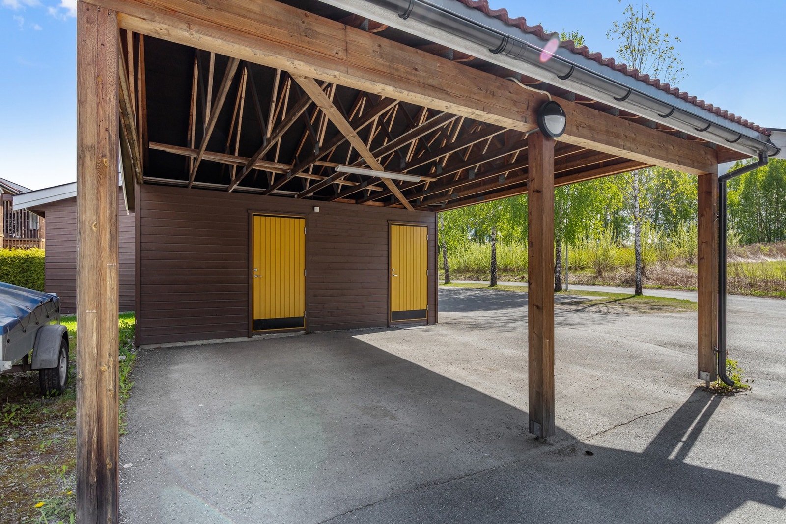 Medfølgende carport og utvendig bod. Galleribilde