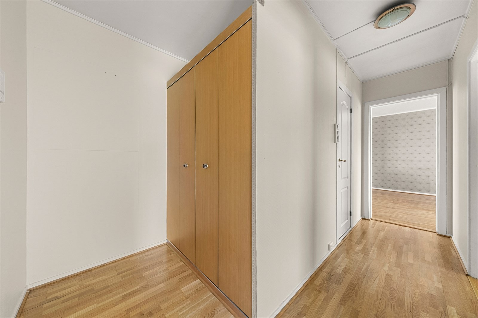 Entréen har parkettgulv og innebygget skap for ekstra oppbevaringsmuligheter. Galleribilde