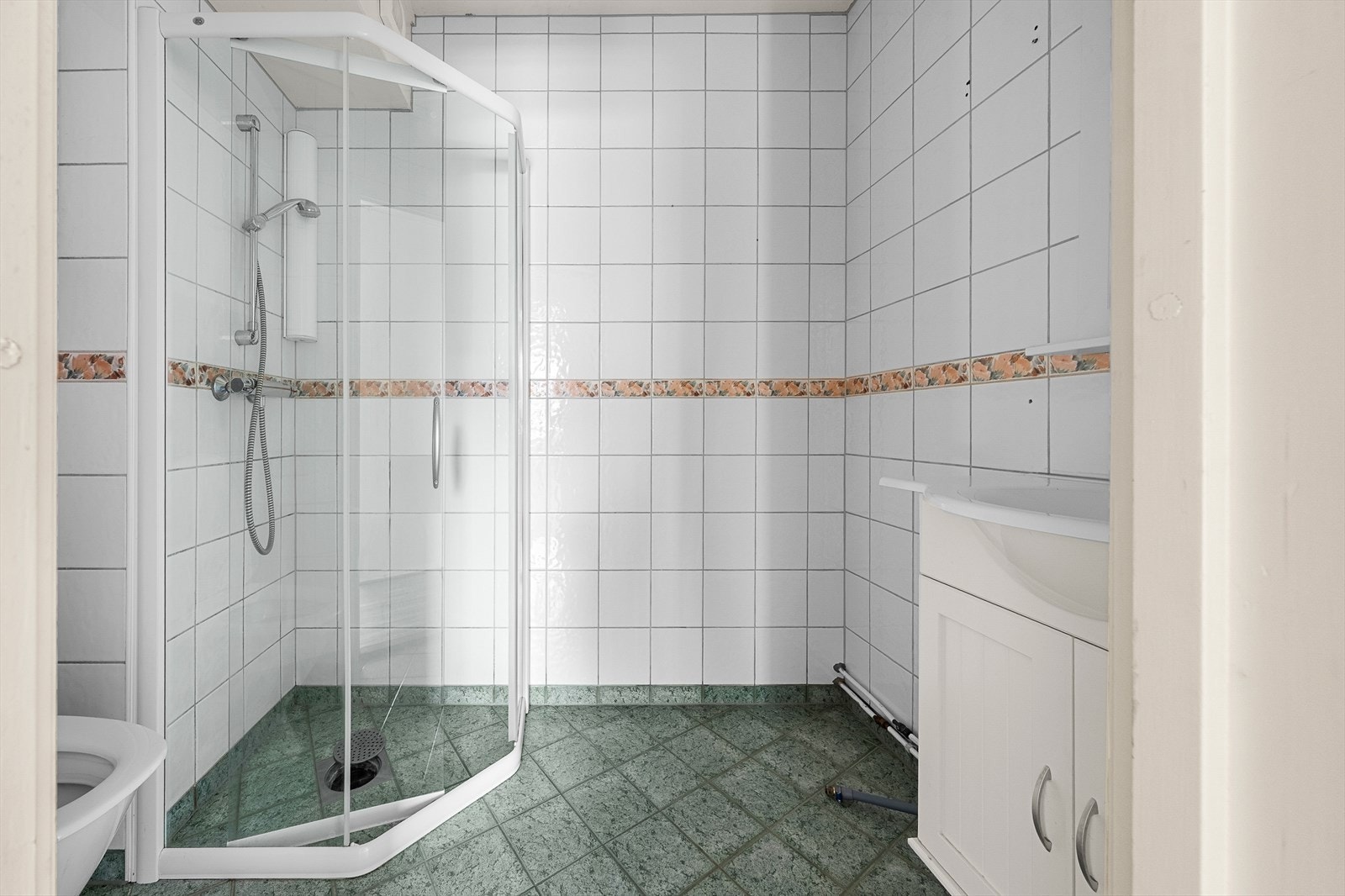 Badet har flislagte vegger og gulv samt elektriske varmekabler for komfort. Galleribilde
