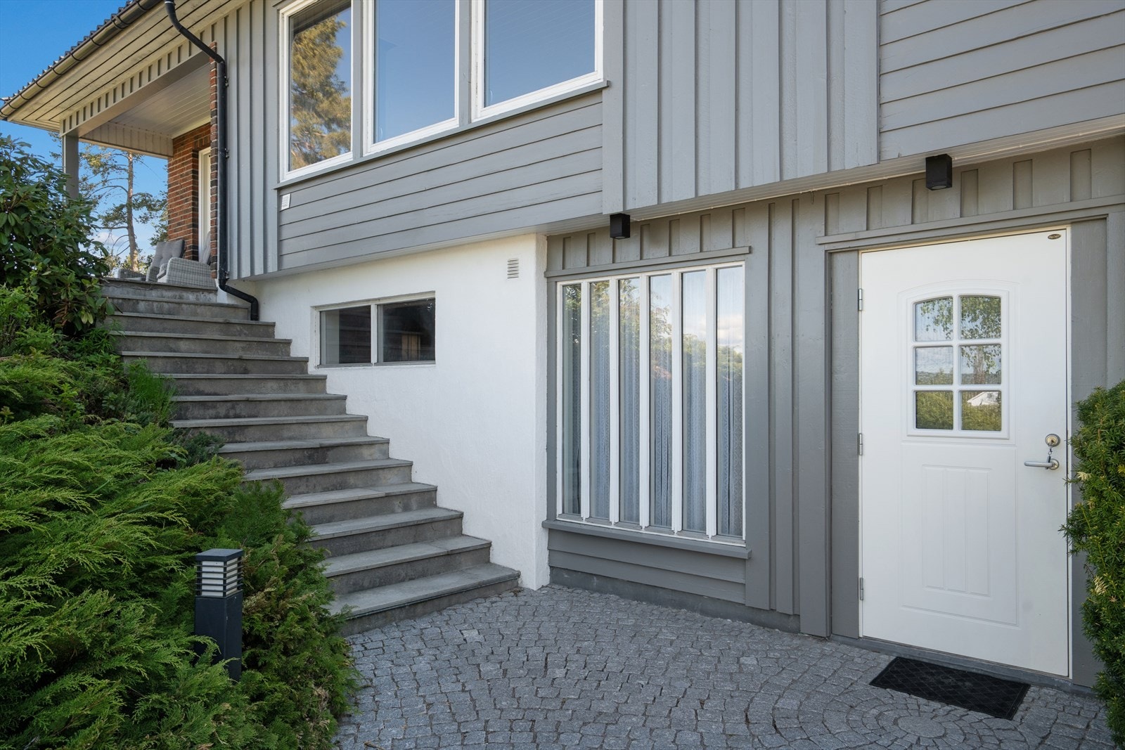 Inngangspartiet er pent opparbeidet med brostein, lagt i 2016. Galleribilde
