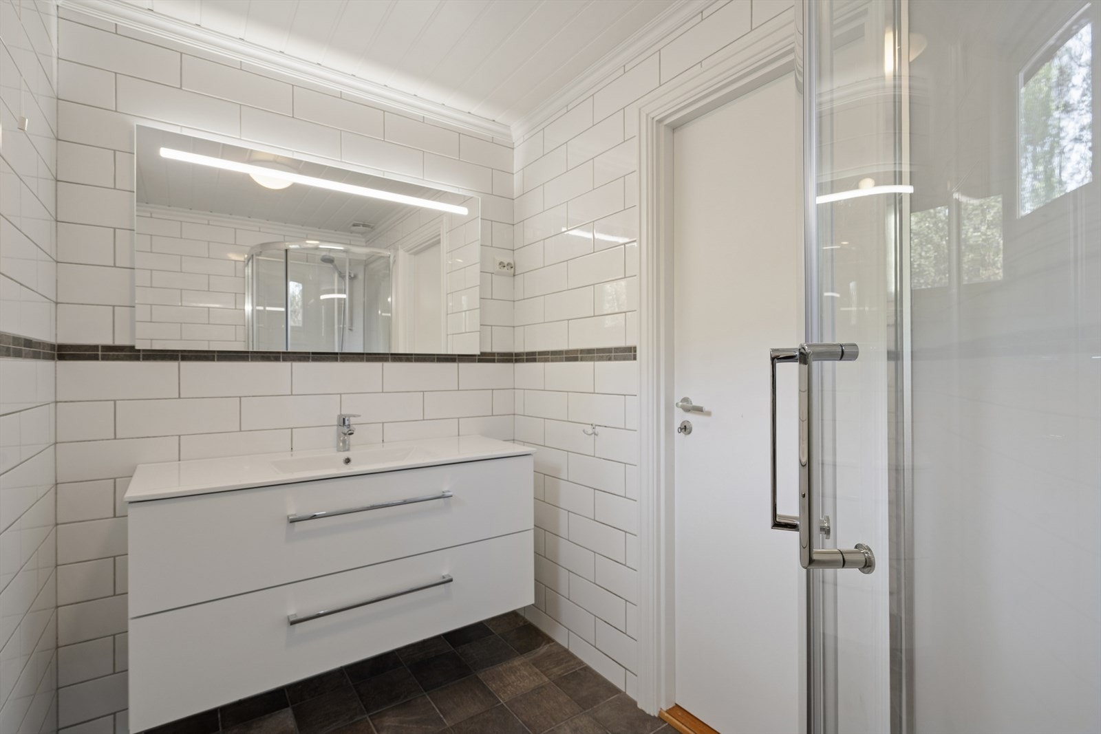 Badet i andre etasje ble oppgradert i 2015 og har flislagt gulv med varmekabler. Galleribilde