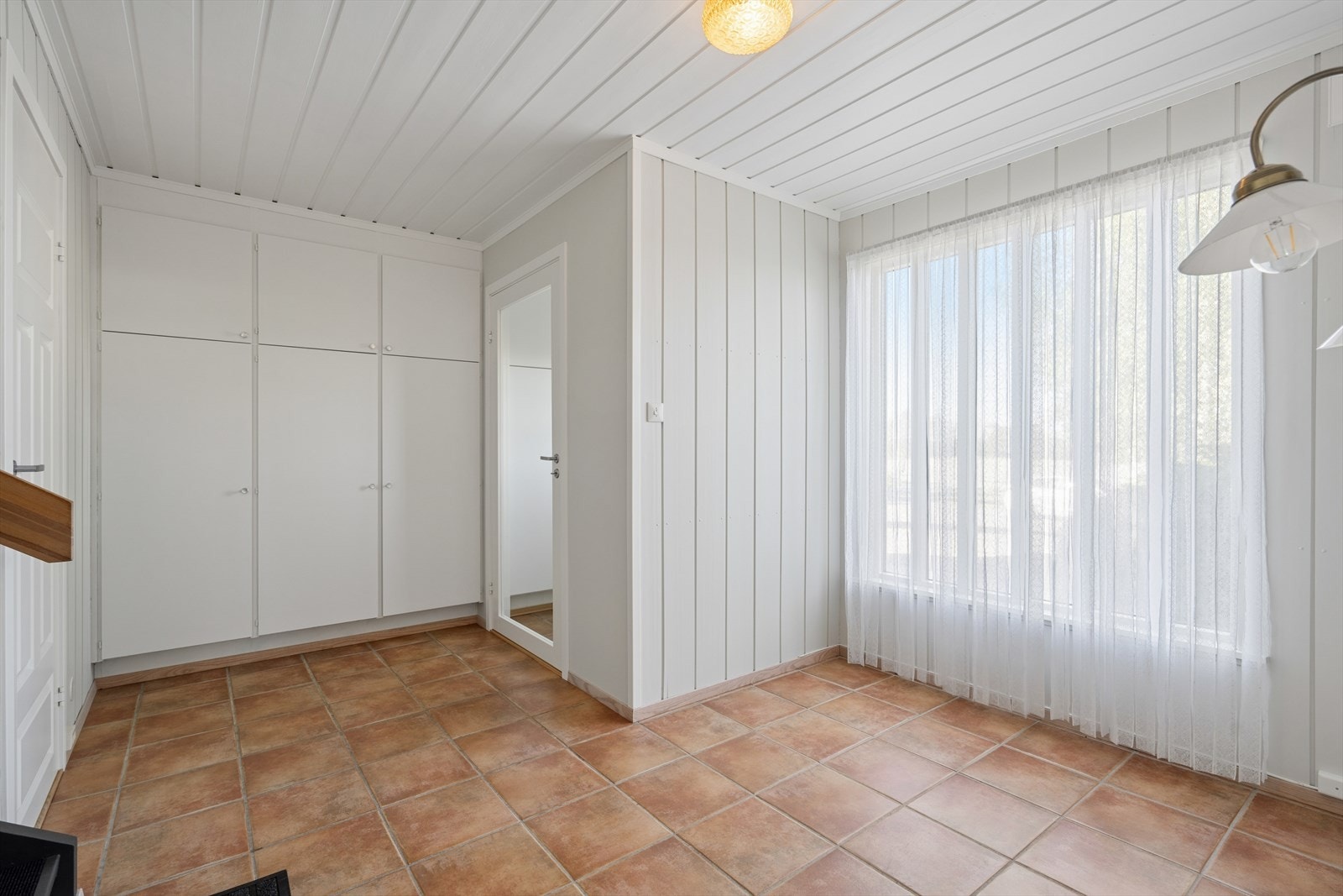 Hallen er stor og romslig med masse lagringsplass. Her er gulvene flislagte med varmekabler. Galleribilde