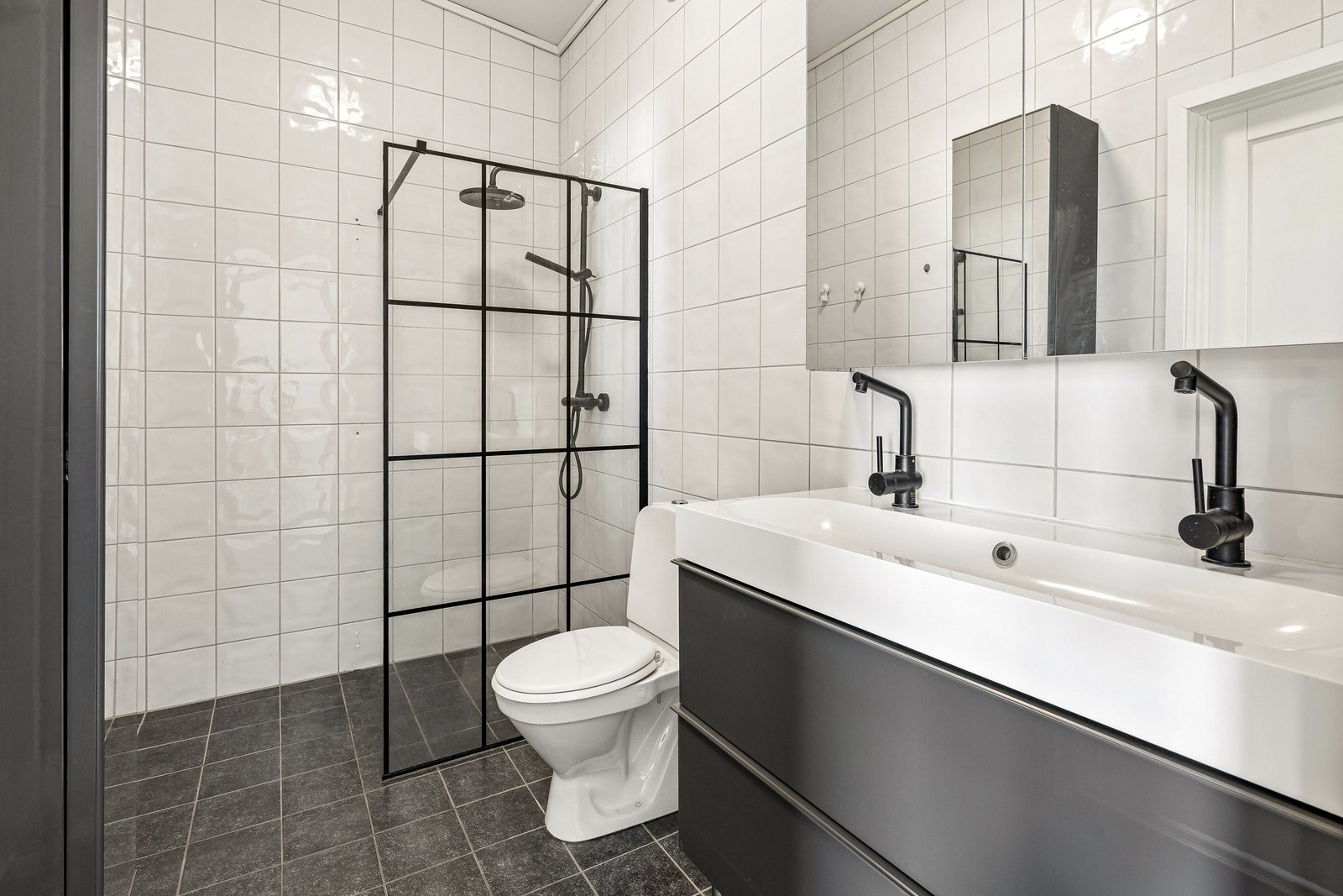 Bad 2 etasje, direkte adgang fra soverom. Galleribilde