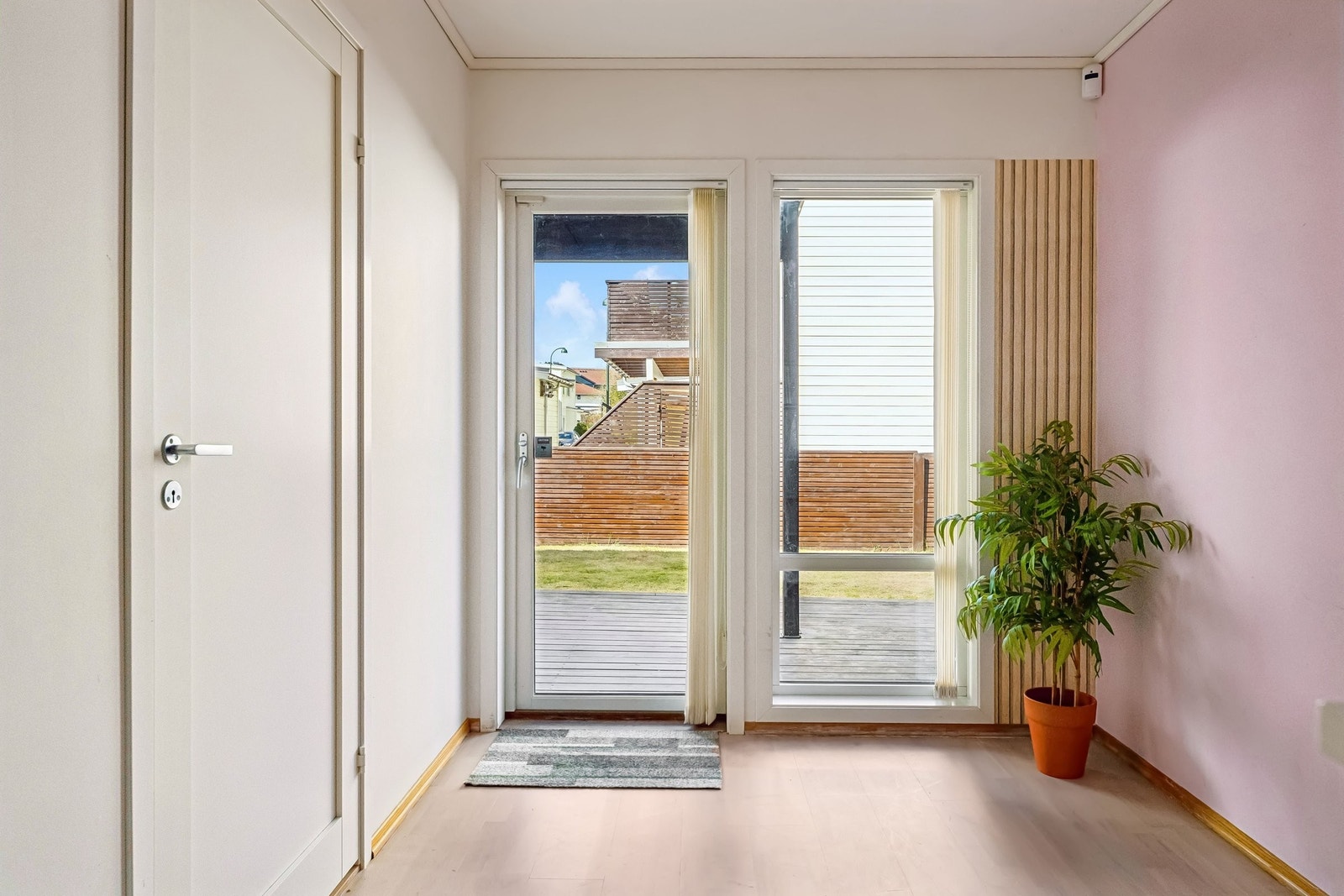 Lekestue eller kontor, med utgang til romslig terrasse. Galleribilde