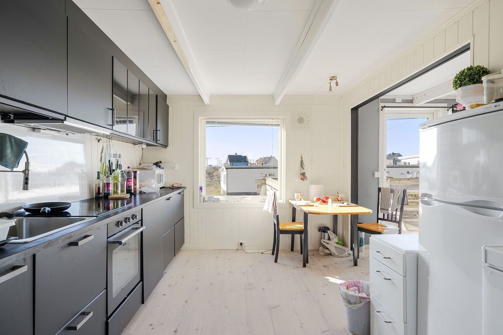 Plass til mindre frokostbord på kjøkkenet Galleribilde