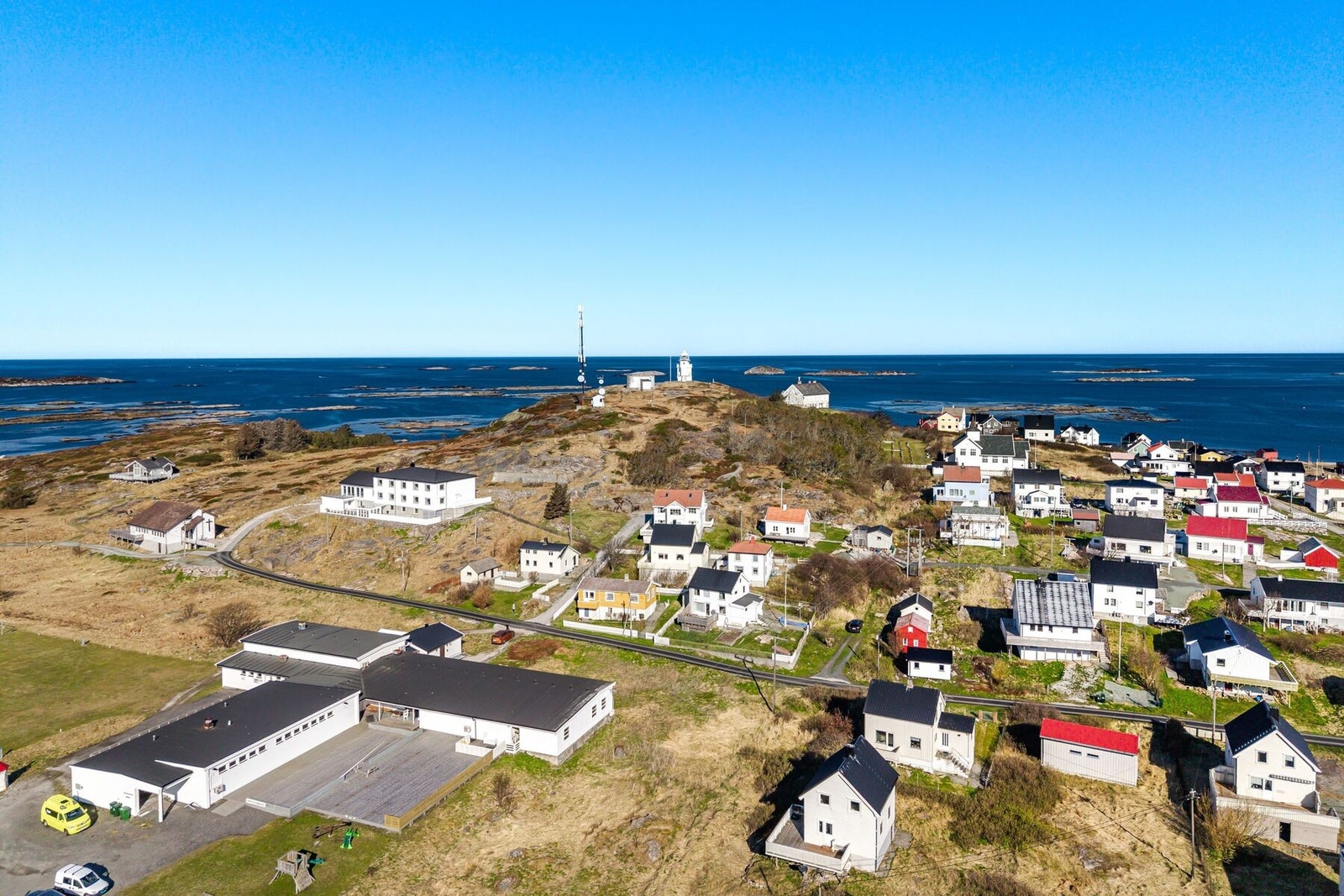 I dag er det ca. 50 fastboende på øya, og de fleste husene brukes som fritidsboliger Galleribilde