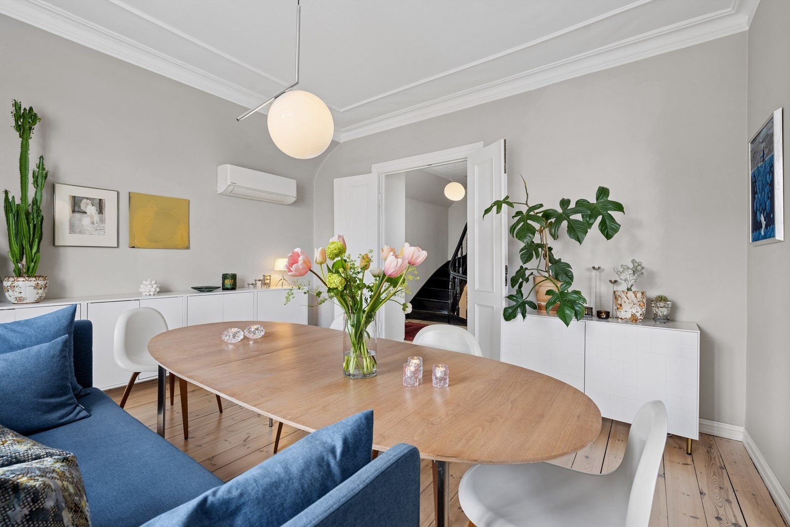 Fra spisestuen er det åpen tilknytning til både stue og gangen som leder videre til loftsetasjen. Galleribilde
