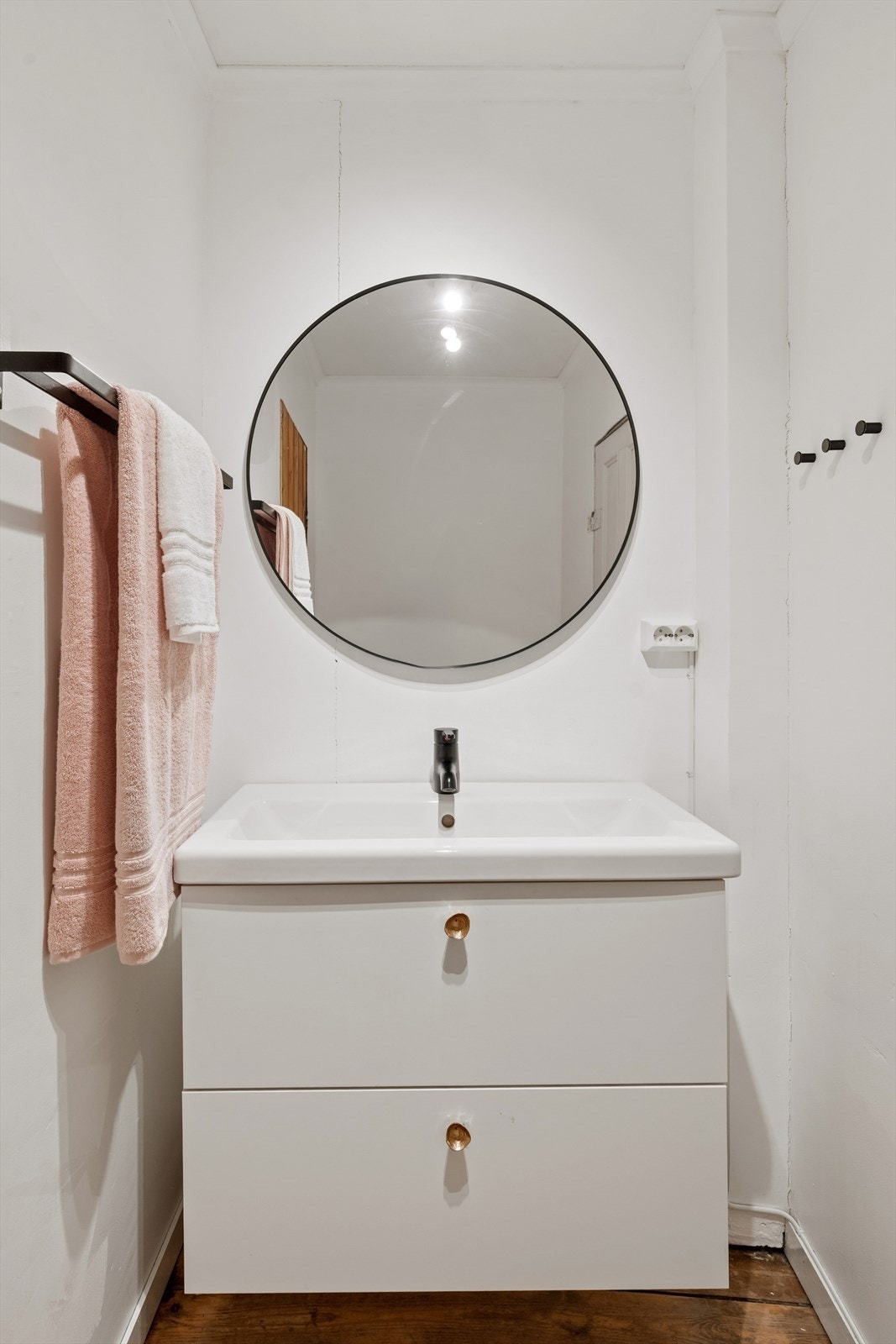 Innredet rom på loftet med servant. Galleribilde