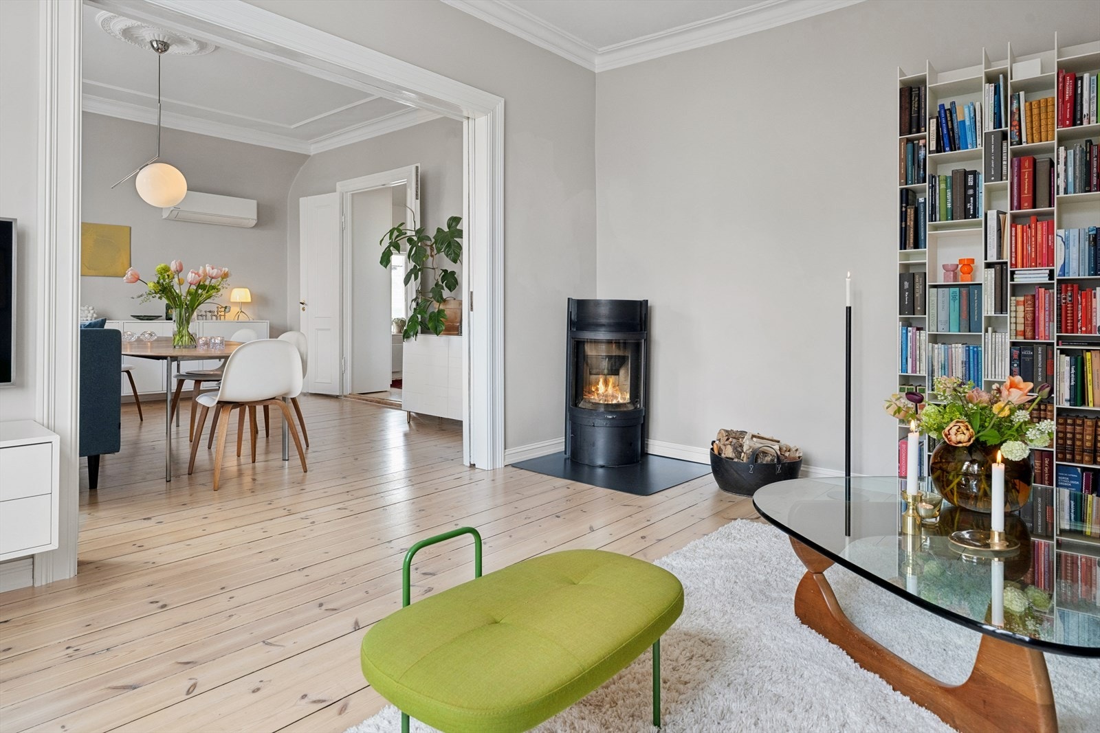 I stuen er det montert en ny vedovn i 2022, som gir både varme og en hyggelig atmosfære. Galleribilde