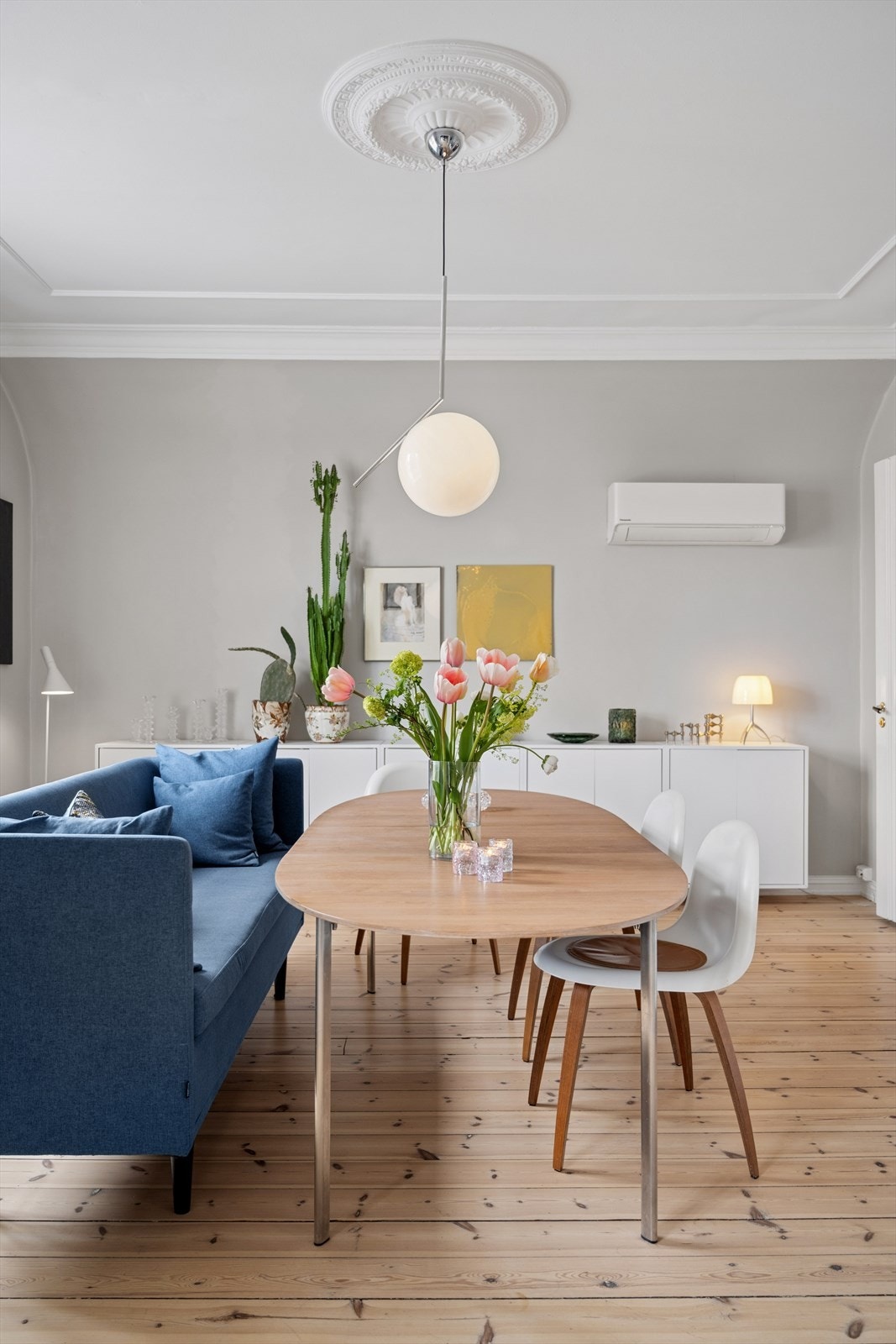 Spisestuen har god plass til langbord og er utstyrt med en ny varmepumpe fra 2024. Galleribilde