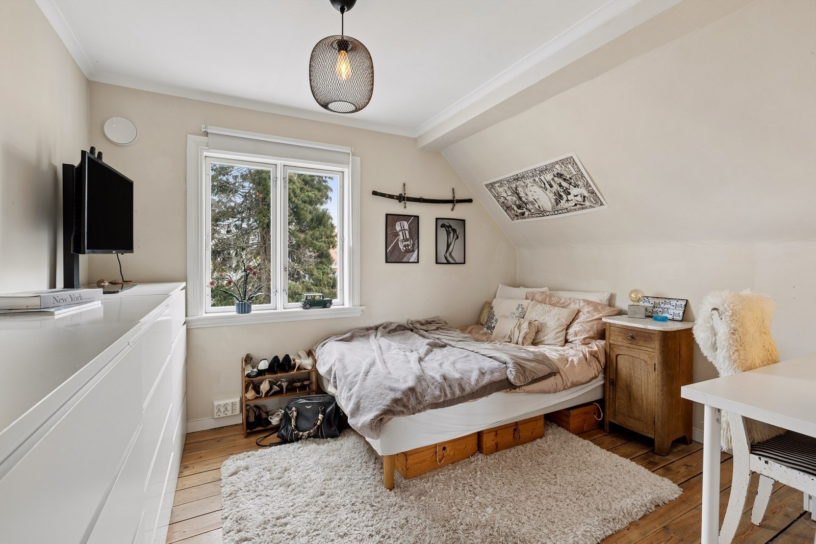 Innredet rom på loft brukt som soverom. Galleribilde