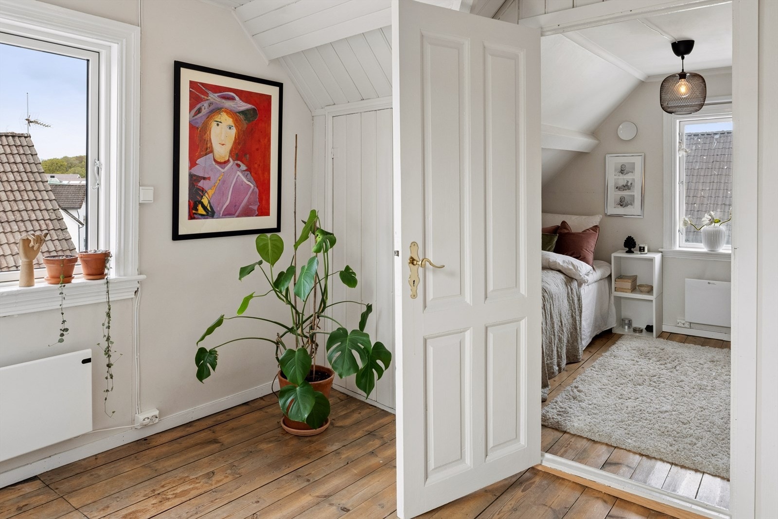 Gangarealet på loftet binder rommene sammen og har originale tregulv. Galleribilde