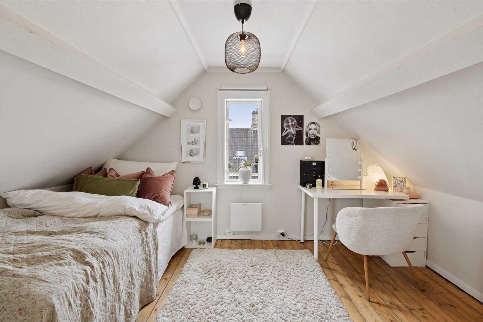Innredet rom på loft brukt som soverom. Galleribilde