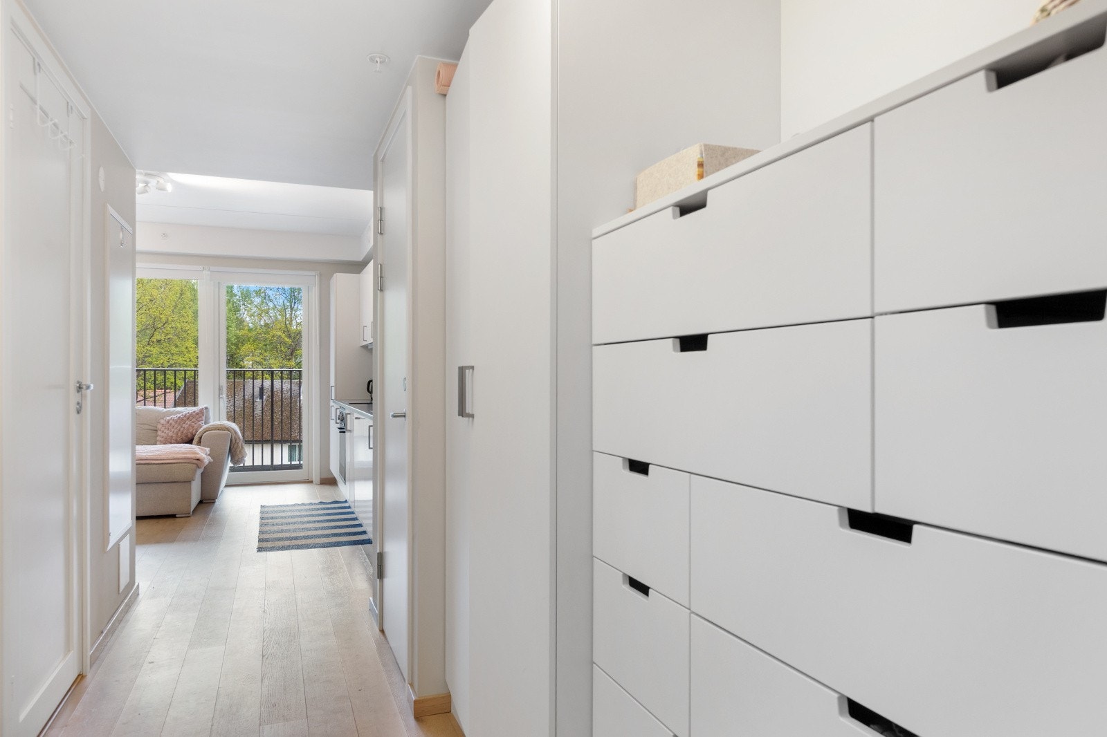 Velkommen inn i en lys og trivelig entré som gir et godt førsteinntrykk av boligen. Galleribilde