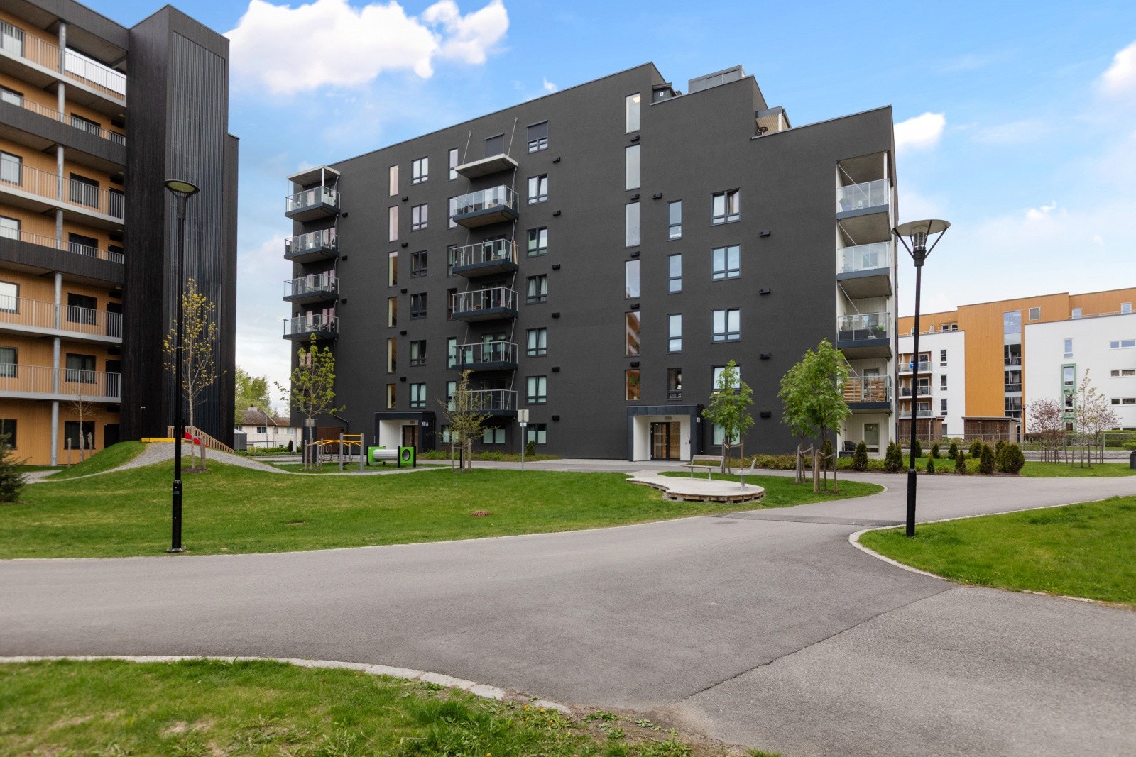På Jessheim Park bor men sentralt, men likevel i et rolig boligområde. Det er flotte turområder i nærområdene, f.eks idylliske Nordbytjernet. Galleribilde