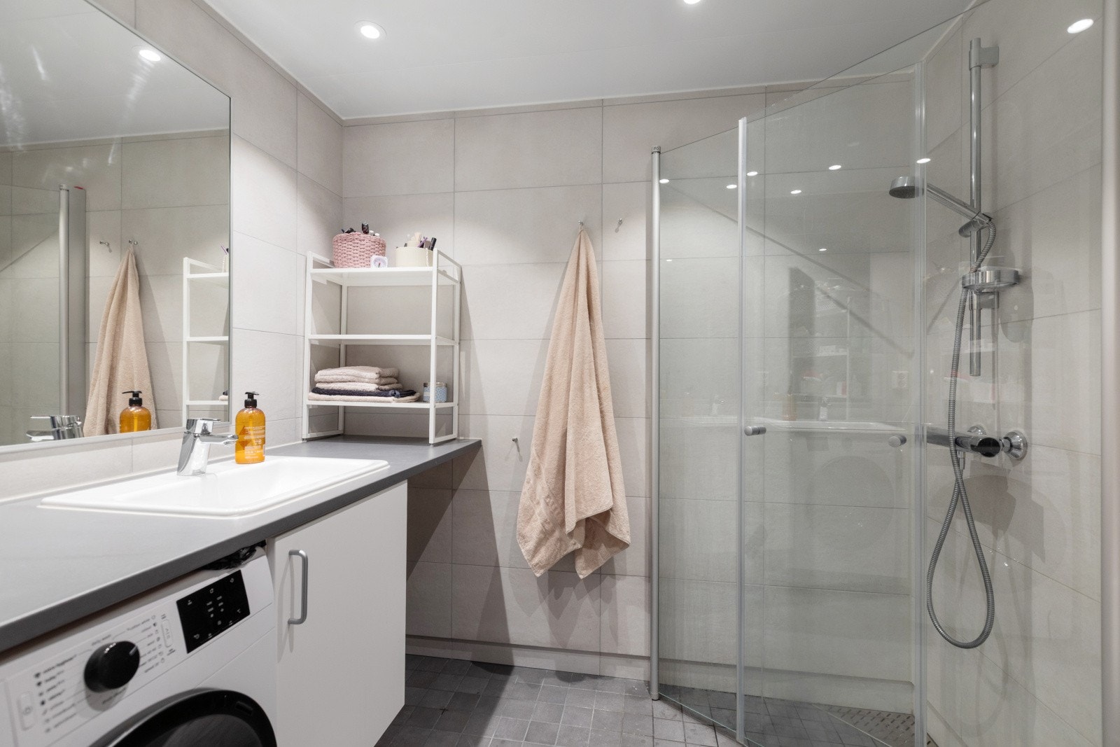 Badet holder en moderne standard med flislagte overflater og et stilrent uttrykk. Galleribilde