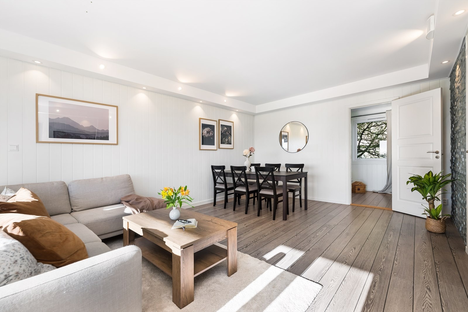 Stuen er stor og romslig, med flere sosiale soner. Galleribilde