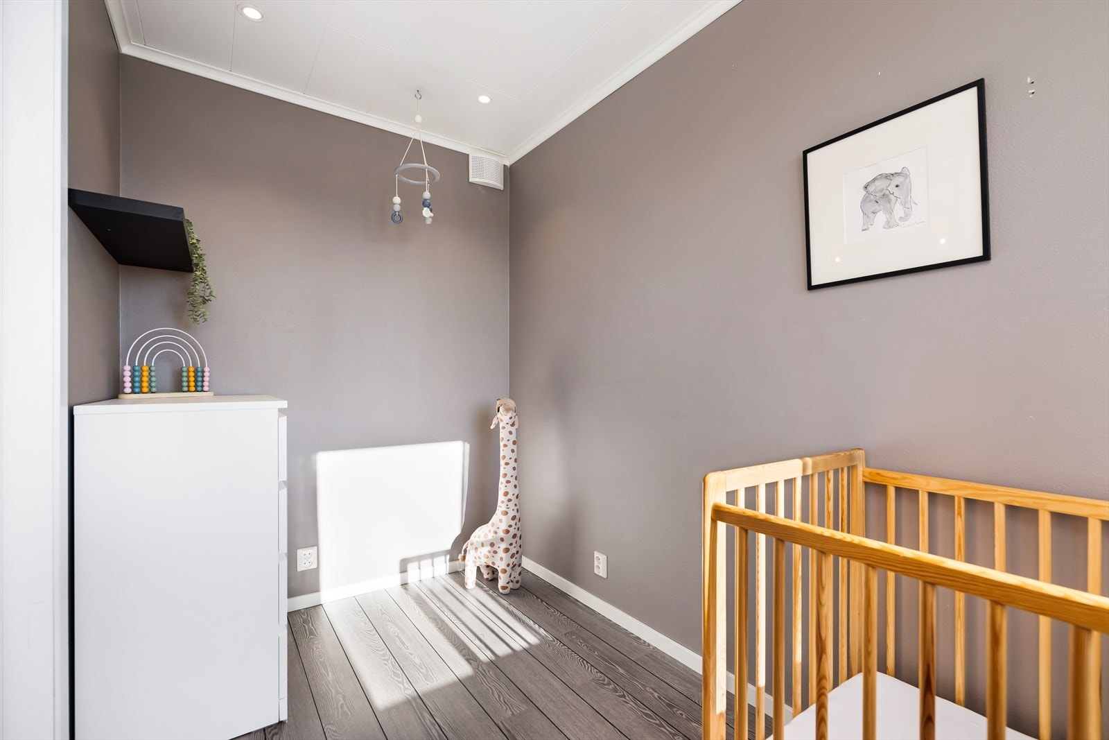 Lyst barnerom med moderne detaljer, perfekt for småbarnsfamilier. Rommet gir en lun og trygg atmosfære for de minste. Galleribilde