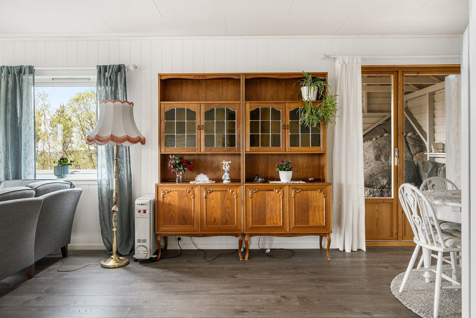 De store vindusflatene slipper godt med naturlig lys inn i rommet Galleribilde