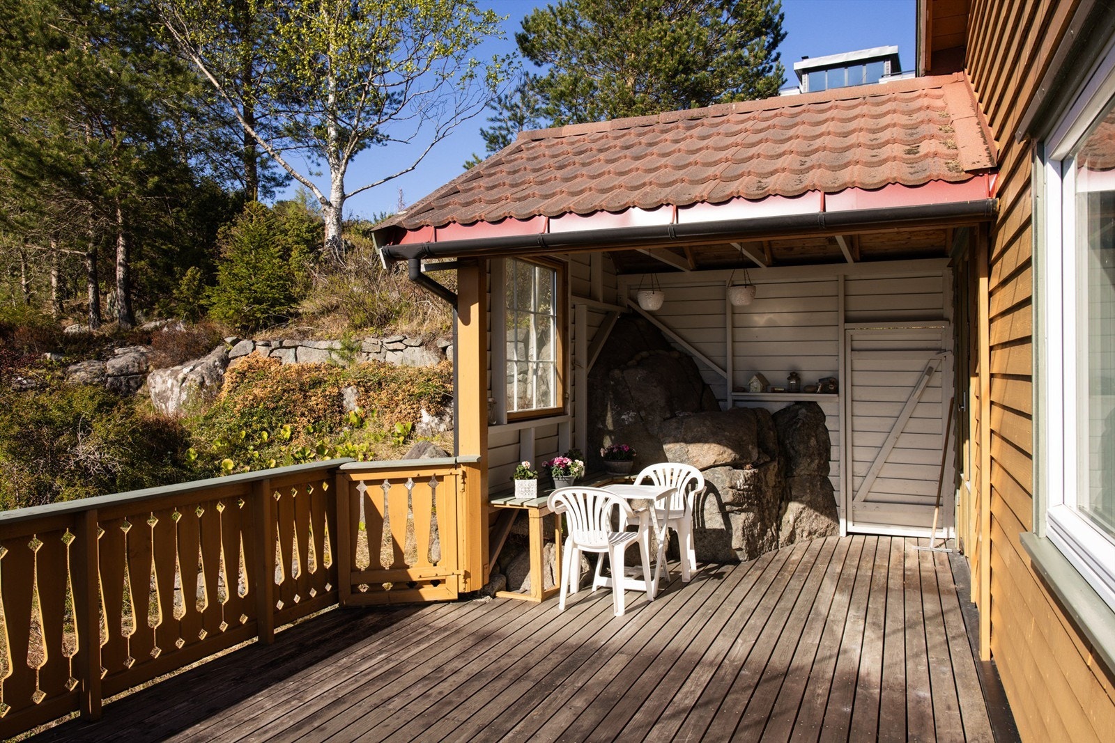 Fra stuen er det direkte utgang til en romslig terrasse, vendt mot nordvest. Terrassen har et areal på ca 26m² Galleribilde