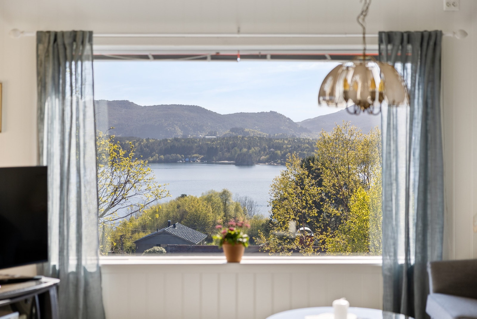 Fra hovedvinduet i stuen er det nydelig utsikt mot Åsefjorden! Galleribilde
