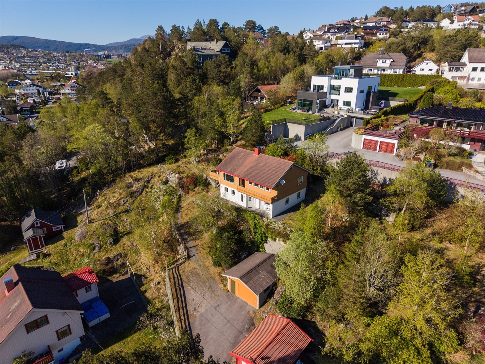 Granlia er kjent som et attraktivt og barnevennlig boligområde, preget av lite gjennomgangstrafikk og nærhet til handel- og fritidsfunksjoner Galleribilde