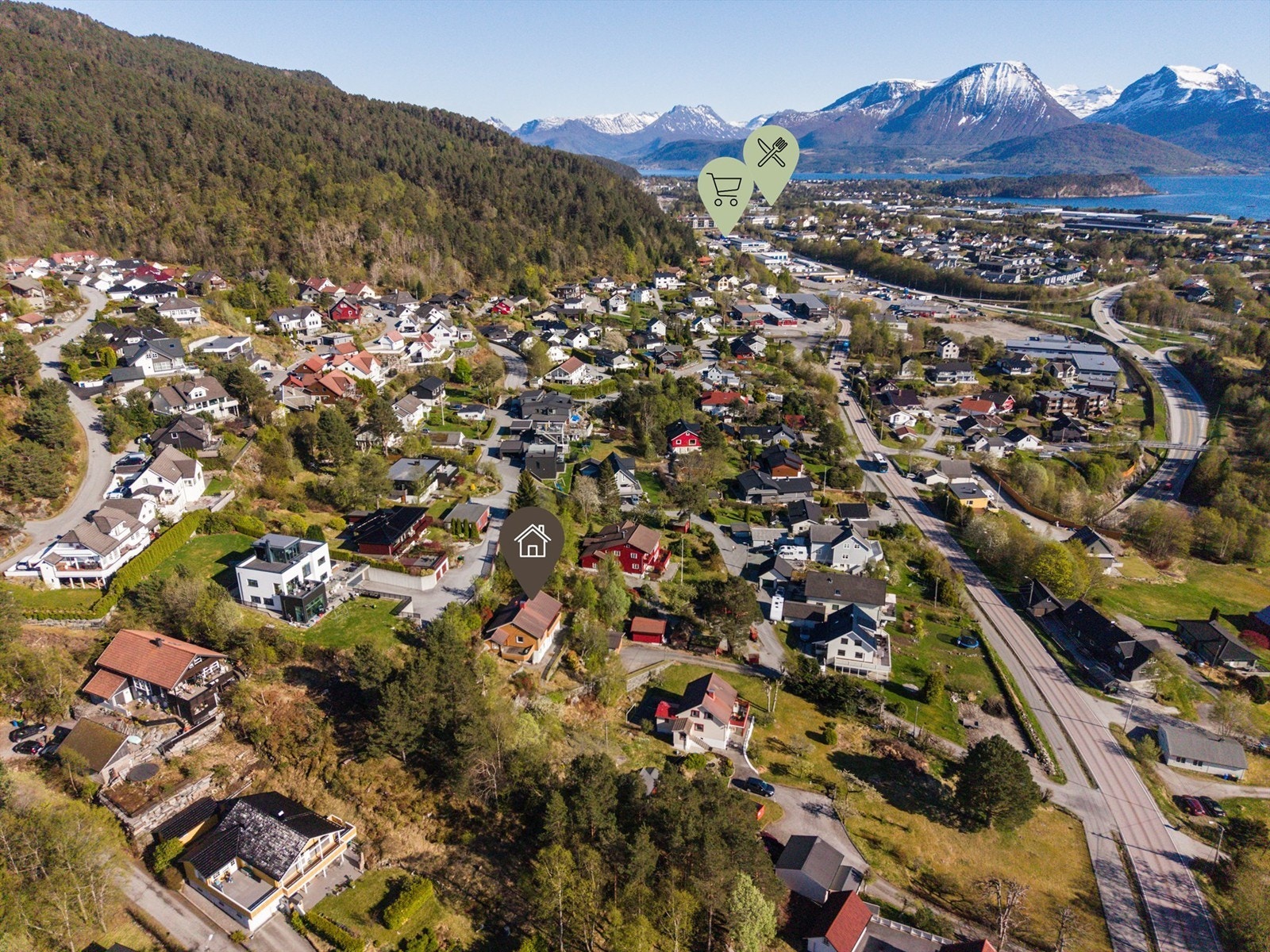 I tillegg er det kort veg til sentrumsområde på Blindheim med dagligvarebutikker, treningssenter, apotek og serveringssteder Galleribilde