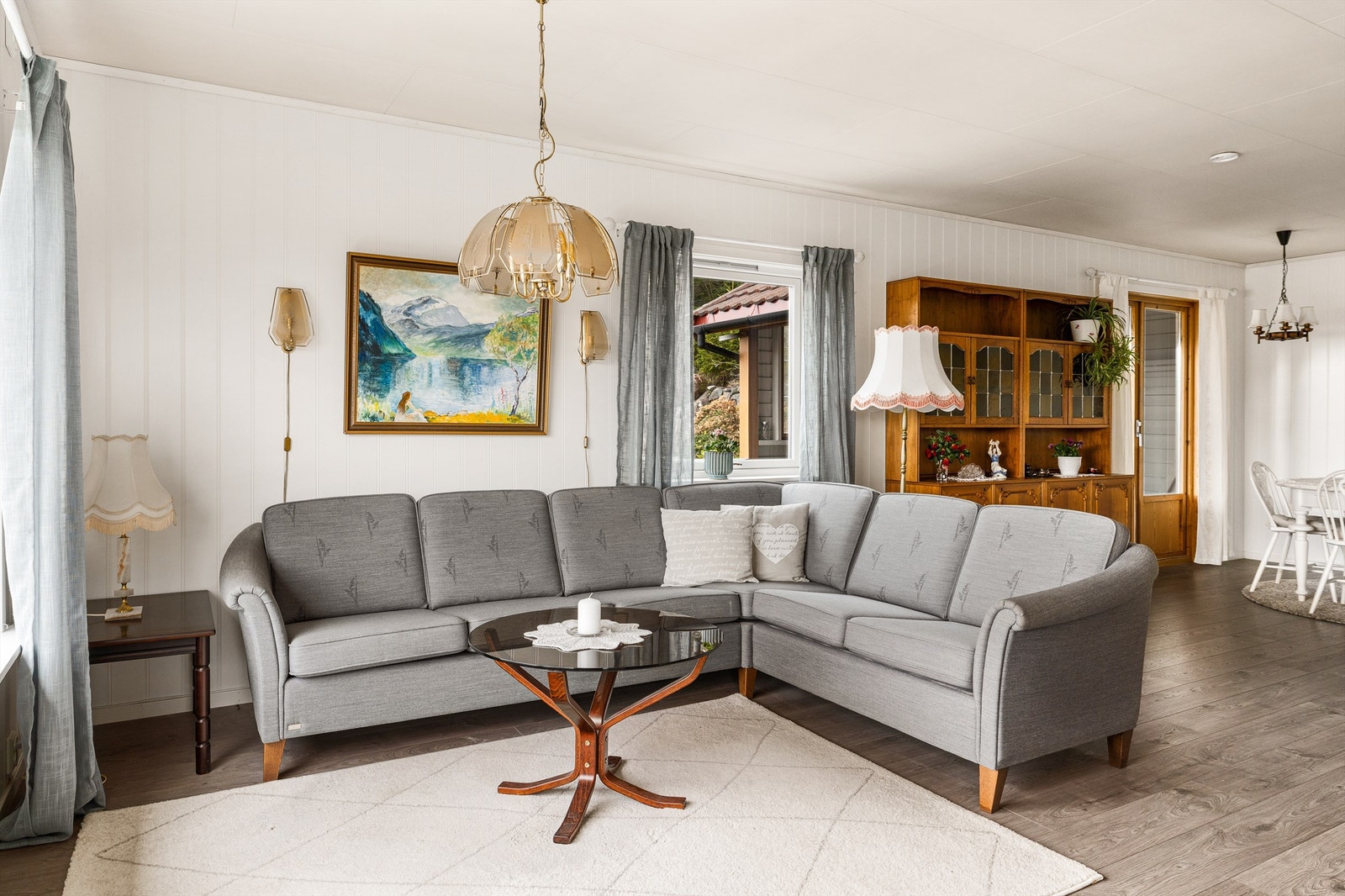Det er god plass til flere møbleringssoner og det er direkte utgang til terrassen Galleribilde