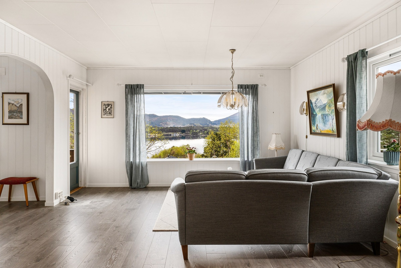 2. etasje er boligens hovedetasje. Stuen er av god størrelse og er oppmålt til ca 35m² Galleribilde