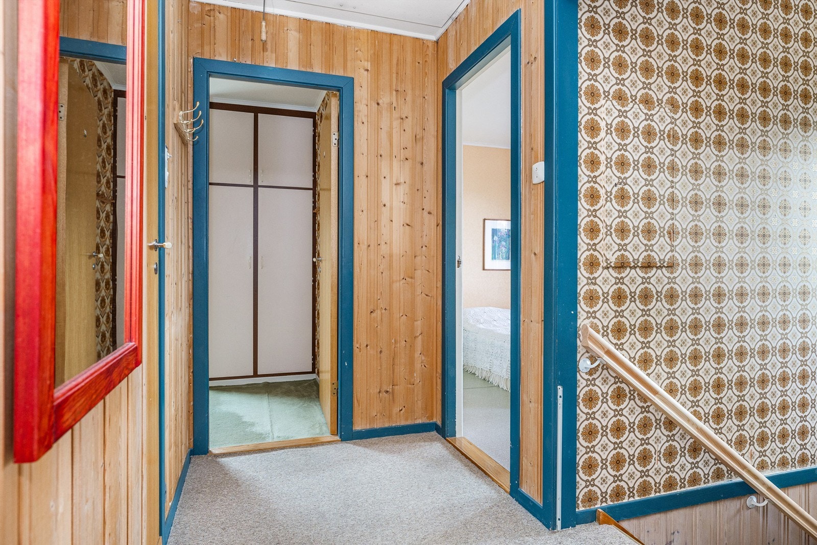 Ellers består etasjen av gang med videre tilkomst til bad og to soverom Galleribilde