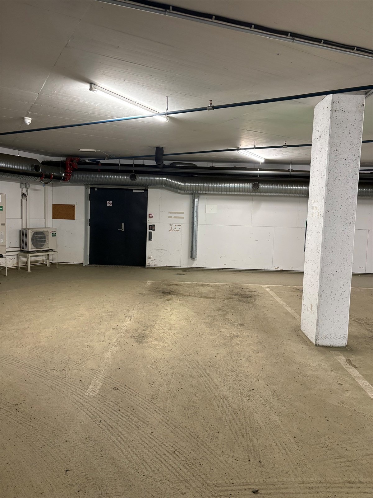 Parkeringsplass i kjeller. Galleribilde