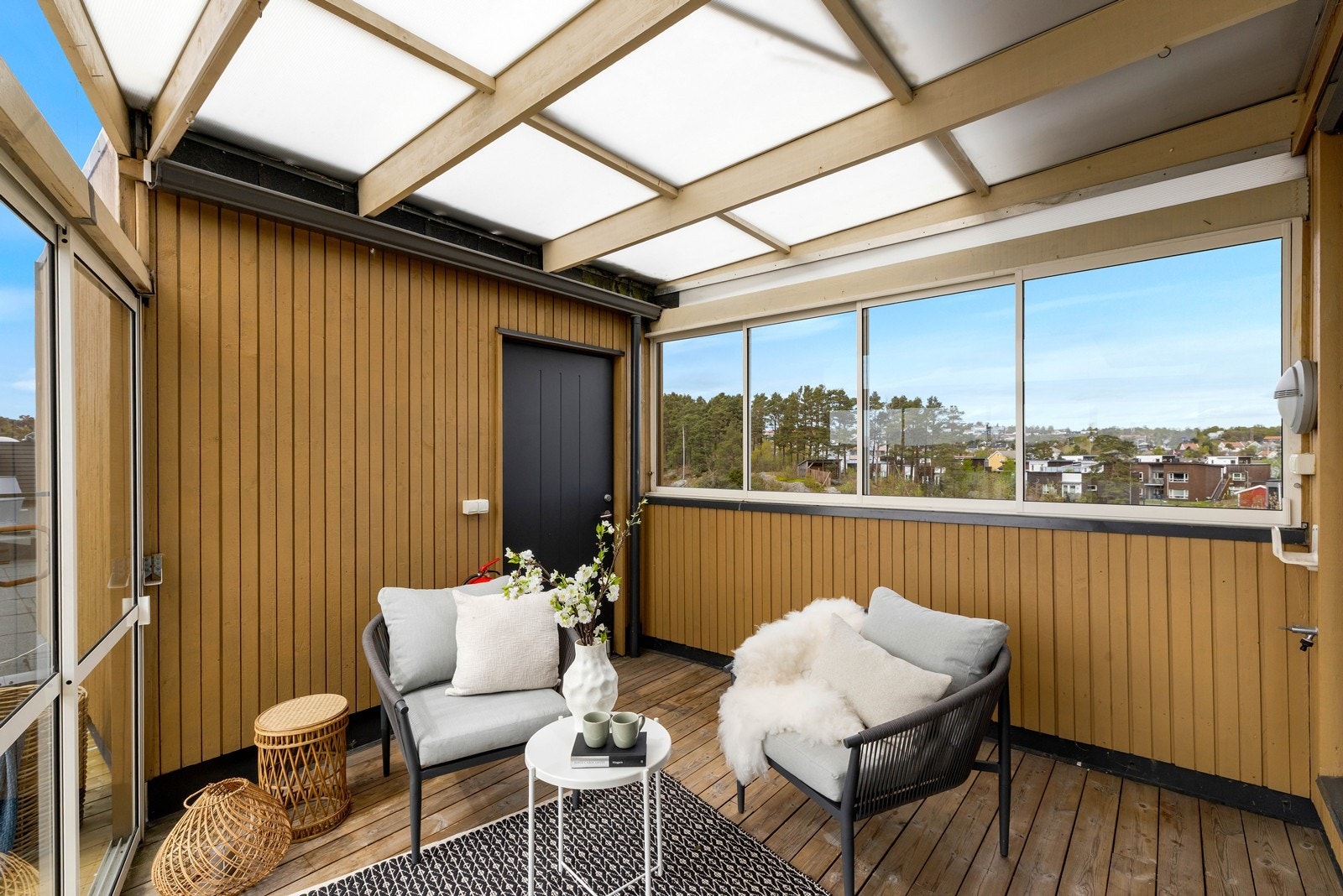 Overbygget terrasse med skyvedører. Galleribilde